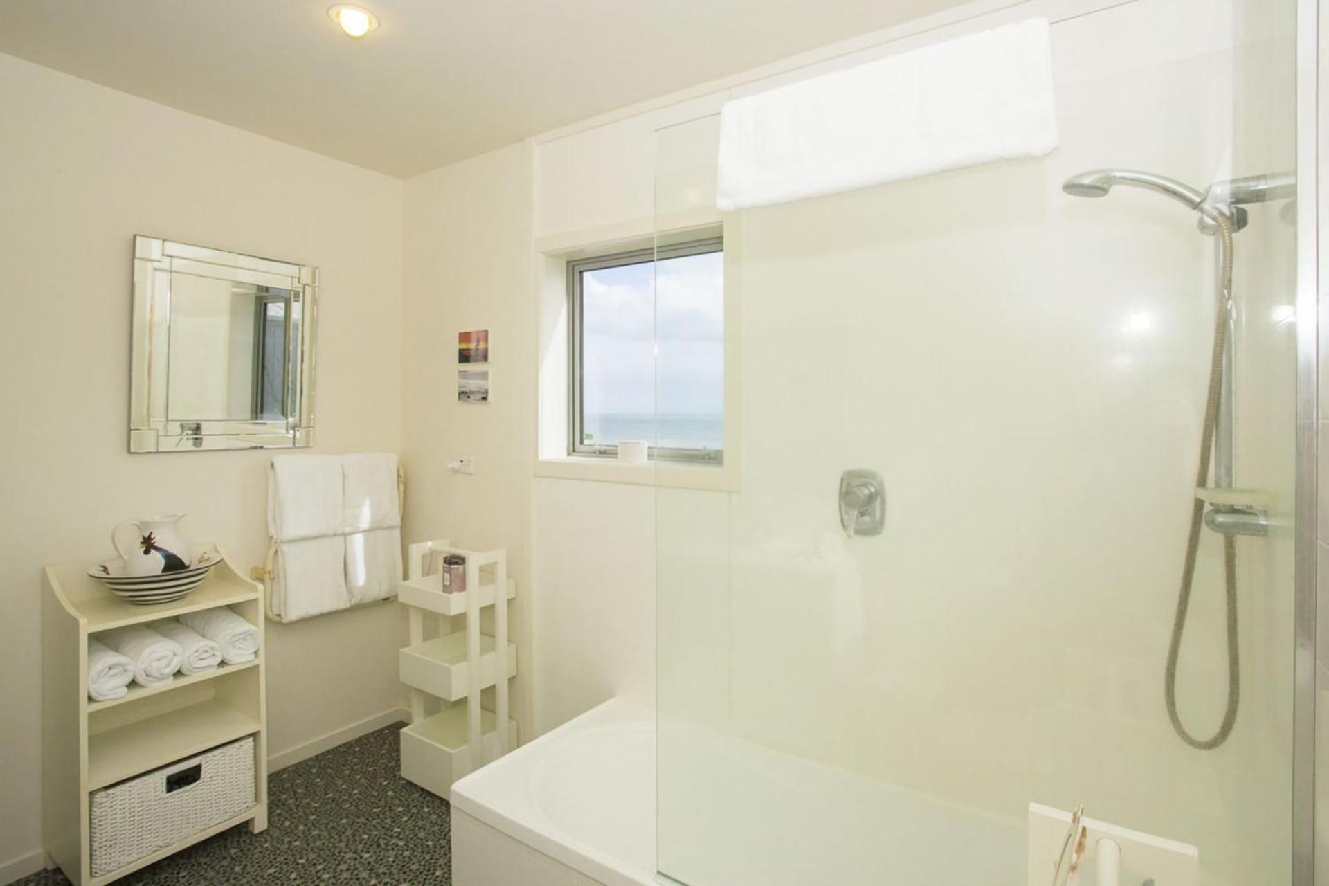 Chester Cottage Beachfront Oakura Экстерьер фото