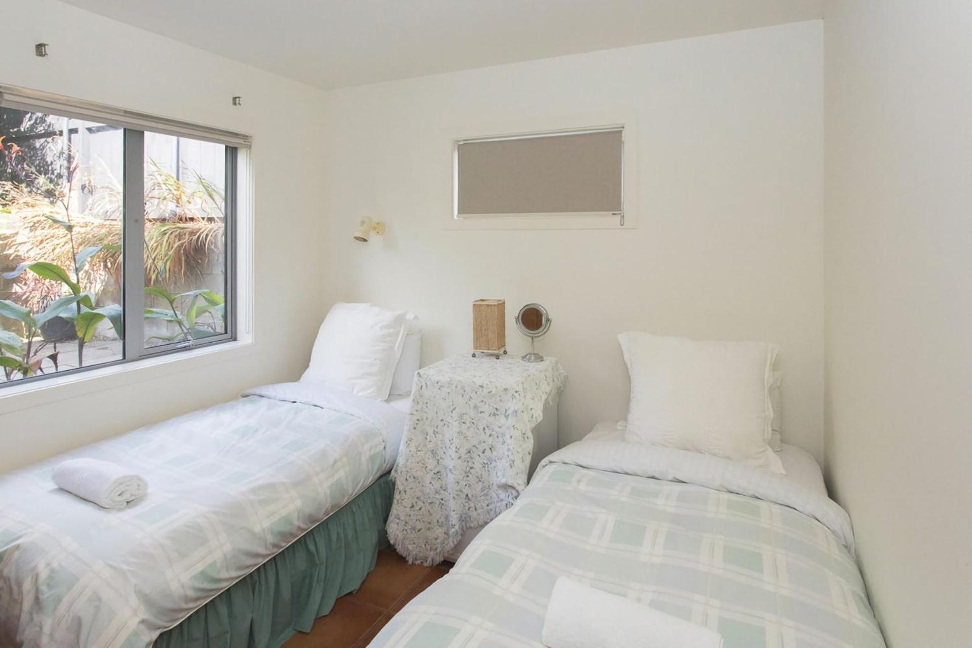 Chester Cottage Beachfront Oakura Экстерьер фото