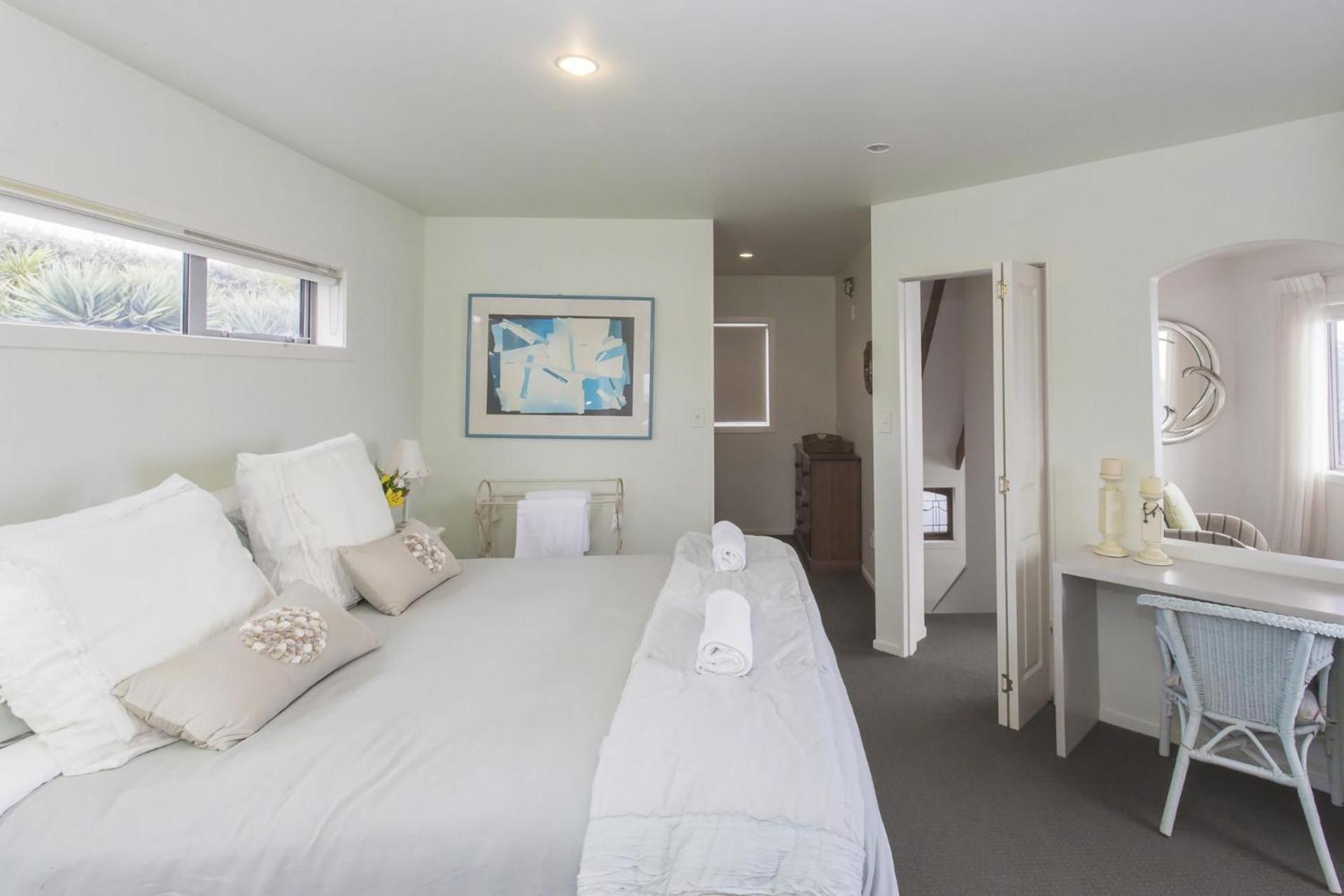 Chester Cottage Beachfront Oakura Экстерьер фото