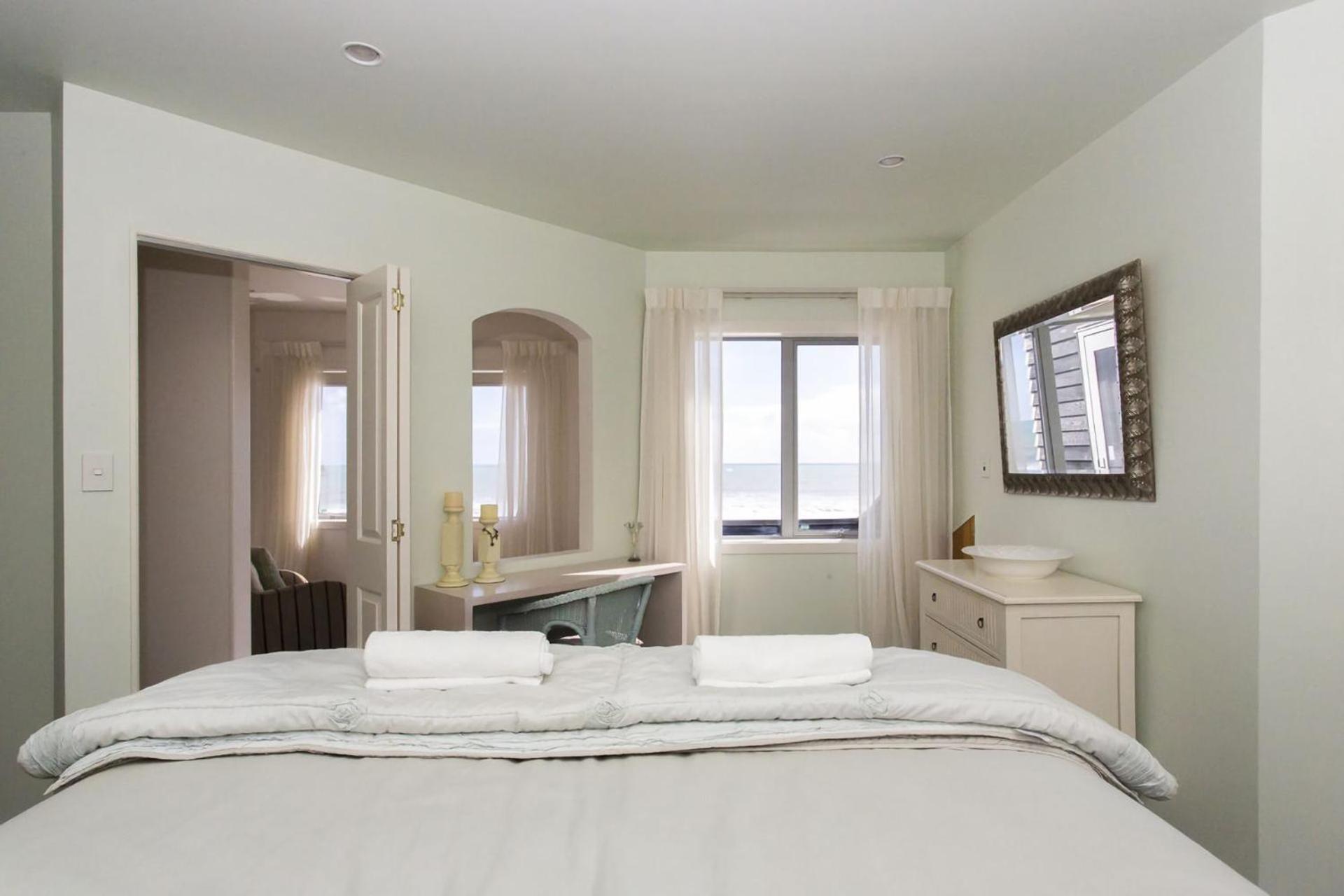 Chester Cottage Beachfront Oakura Экстерьер фото