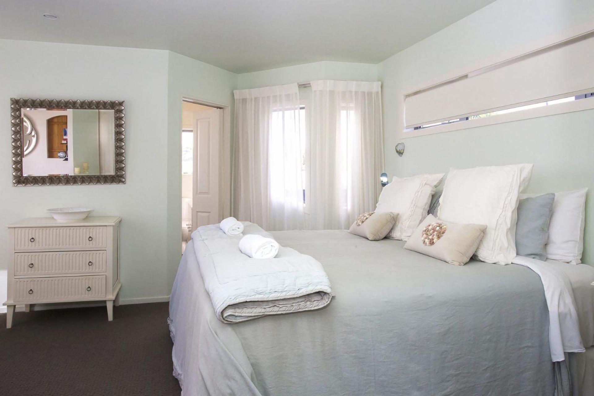 Chester Cottage Beachfront Oakura Экстерьер фото
