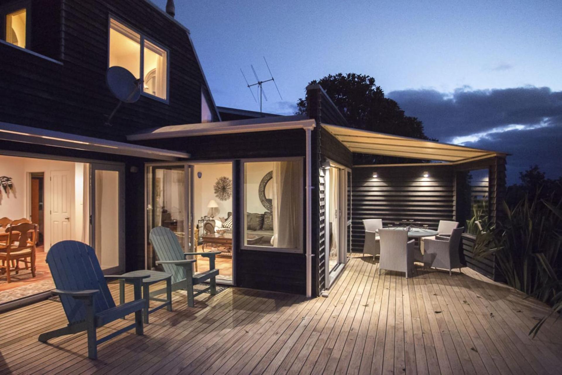 Chester Cottage Beachfront Oakura Экстерьер фото