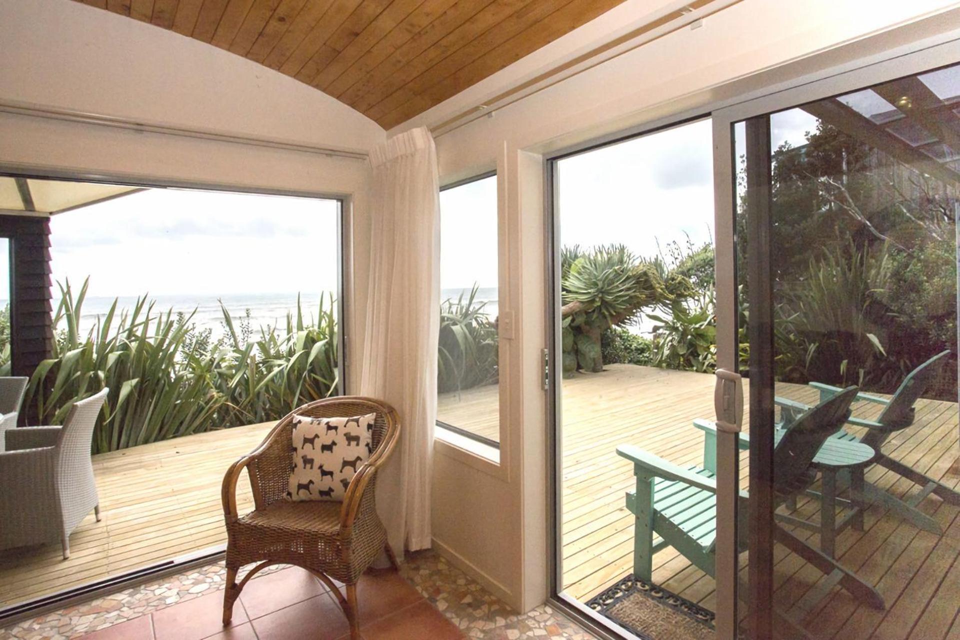 Chester Cottage Beachfront Oakura Экстерьер фото
