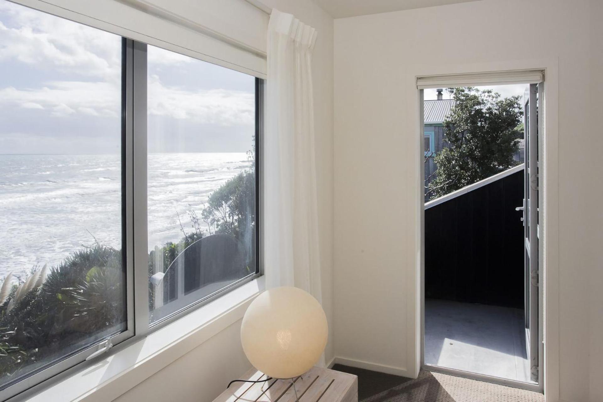 Chester Cottage Beachfront Oakura Экстерьер фото