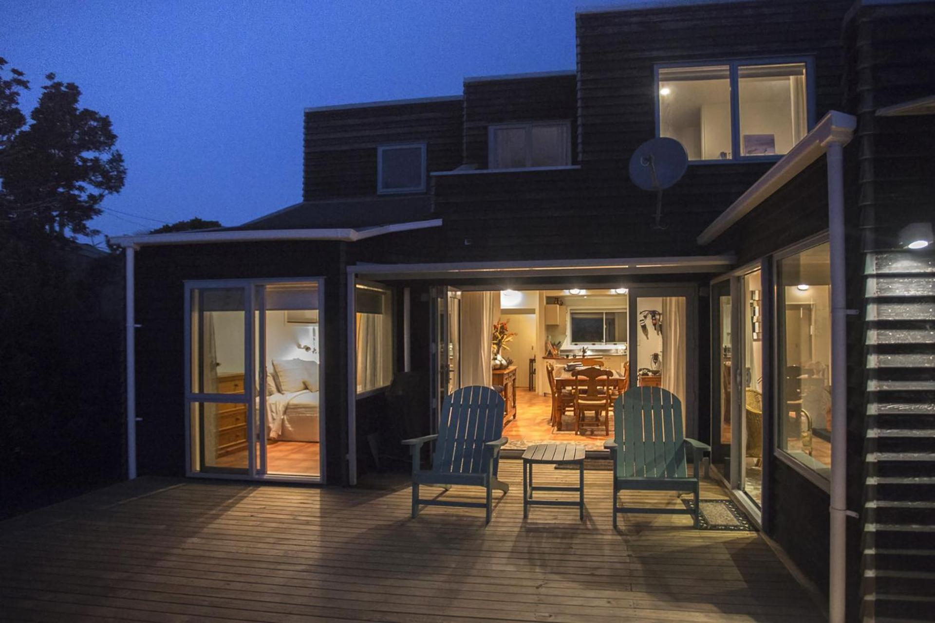Chester Cottage Beachfront Oakura Экстерьер фото