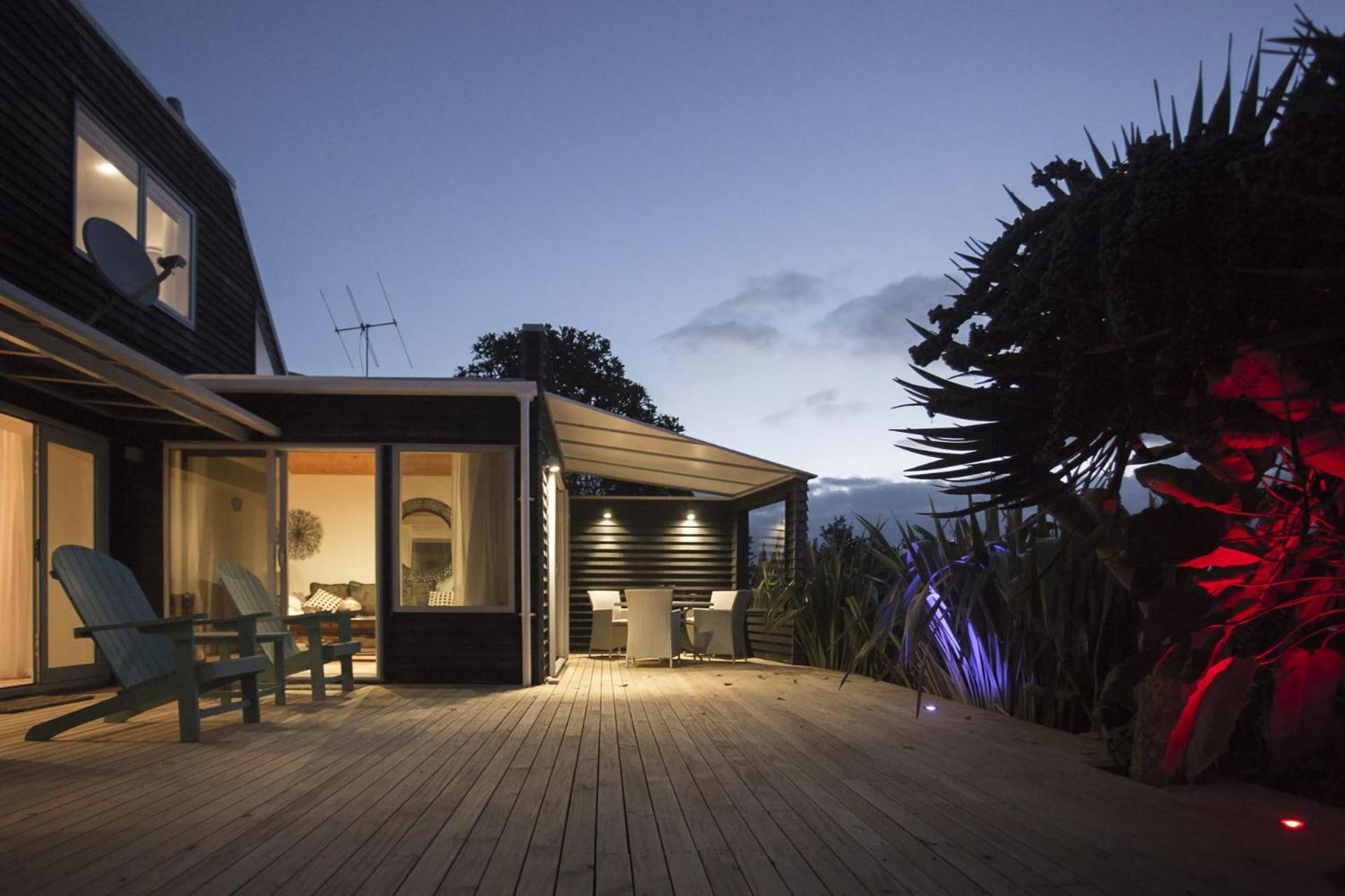 Chester Cottage Beachfront Oakura Экстерьер фото