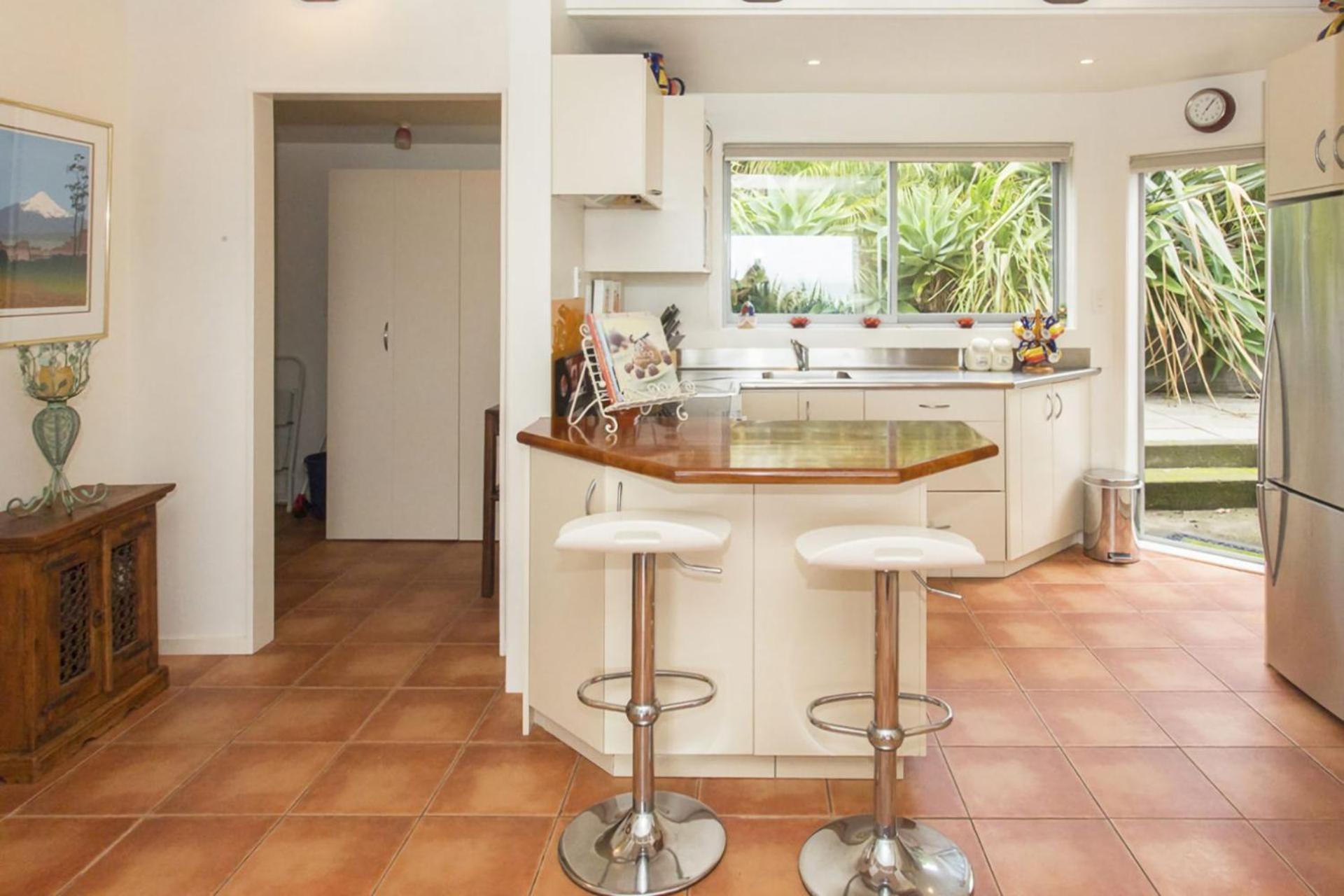 Chester Cottage Beachfront Oakura Экстерьер фото
